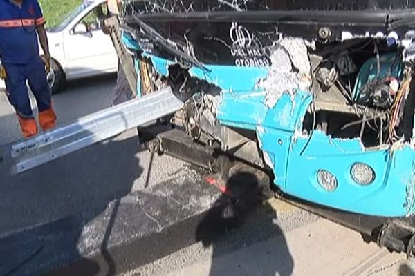 TEM Otoyolunda özel halk otobüsüne bariyerler ok gibi saplandı