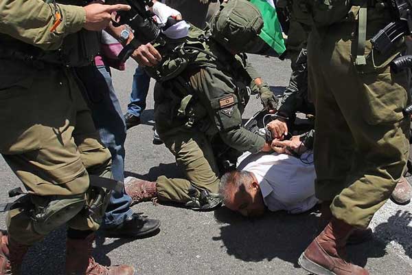 İsrail askerleri 20 Filistinliyi gözaltına aldı