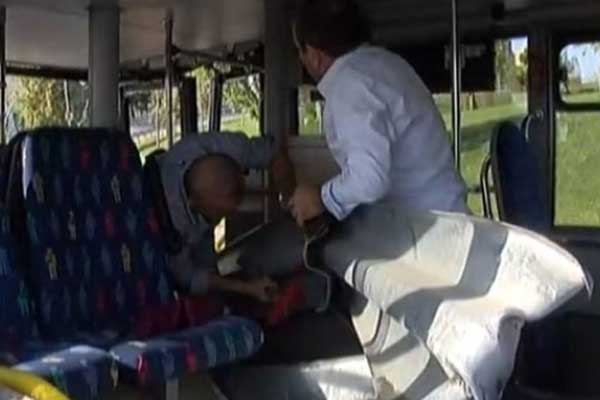 TEM Otoyolu'na bariyerler otobüse saplandı