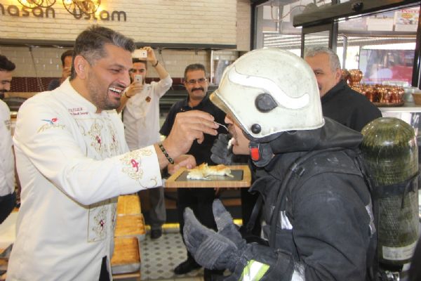 Bursa'da yangın ihbarına giden itfaiyeciler böreklerle karşılandı