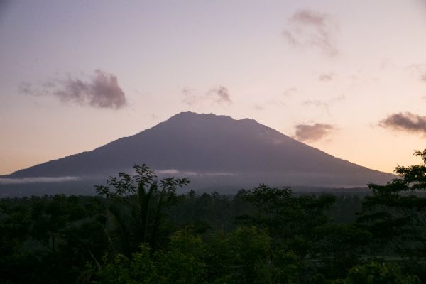 Endonezya'da yanardağ alarmı: 35 bin kişi tahliye edildi