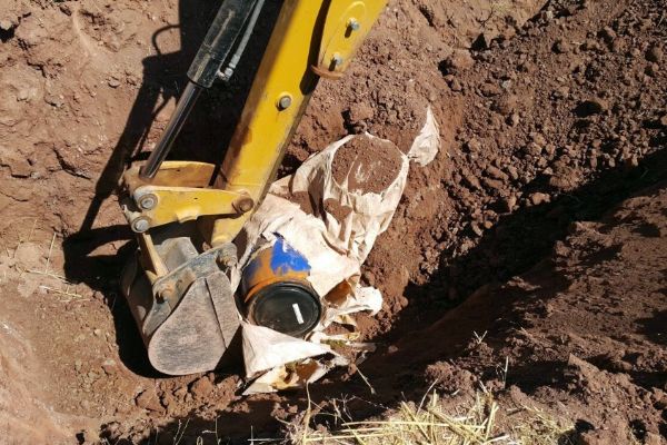 Diyarbakır'da toprağa gömülü 1 ton 355 kilo esrar ele geçirildi