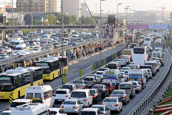Akşam saatlerine dikkat! İstanbullulara trafik uyarısı