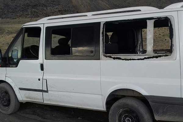 Ağrı'da teröristler minibüse ateş açtı!