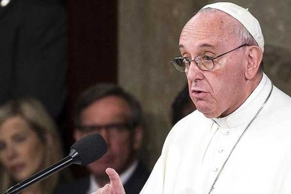 'Papa'ya 'kafirlik' suçlaması