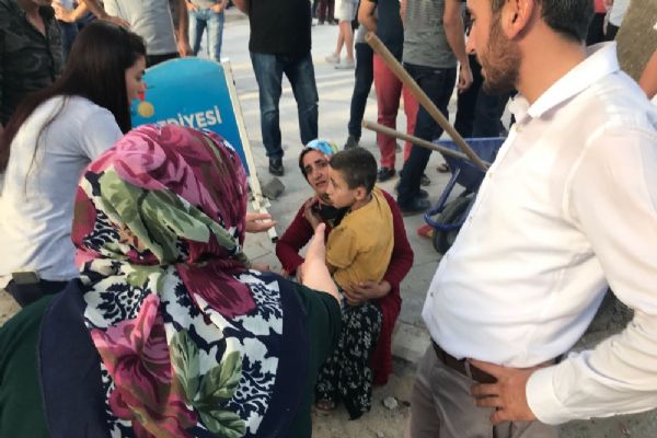 Kahramanmaraş'ta kamyonet yayaların arasına daldı