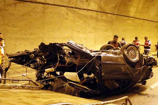 Otomobil tünelde bariyere çarptı