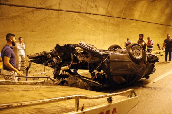 Antalya'da otomobil ikiye bölündü: 2 ölü, 1 yaralı