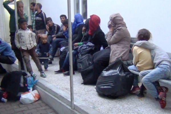 Ayvalık'ta 52 kaçak göçmen yakalandı