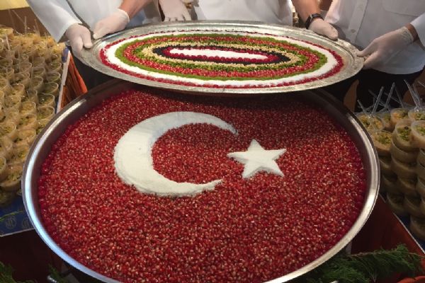 Tarihi Mısır Çarşısı'nda 10 bin kişilik aşure ikramı yapıldı