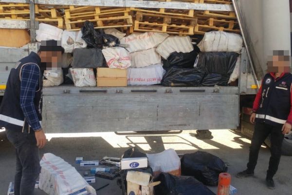 Van'da 114 bin paket kaçak sigara ele geçirildi