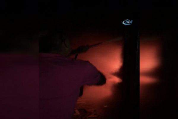 İstanbul'da yangın tüpüyle alevler içindeki eve müdahale etti