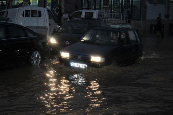 Tekirdağ'da sürücüler göle dönen yollarda mahsur kaldı