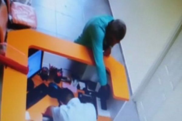 Görevli iş yerinde uyudu, hırsızın hedefi oldu