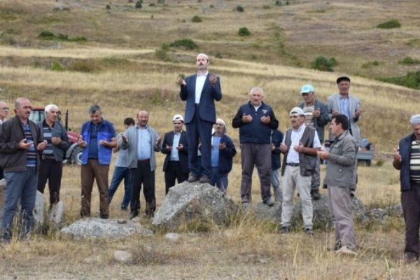 Ardahan'da yağmur için dua edip, kurban kestiler