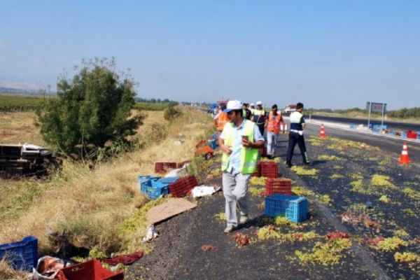 Manisa'da tarım işçilerini taşıyan kamyonet devrildi: 1 ölü, 6 yaralı