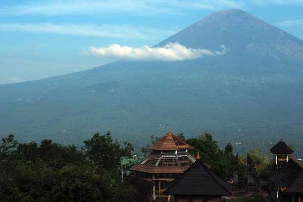 Bali Adası'ndan 100 bin kişi tahliye edildi