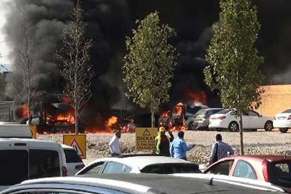Ankara'da park halindeki 6 araç yandı