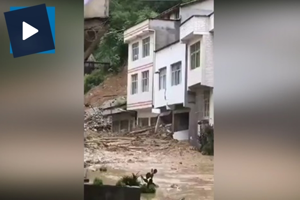 Çin'de sel evleri yuttu