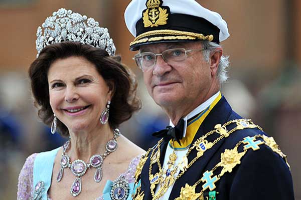 İsveç Kralı'ndan kundaklanan camiyi ziyaret