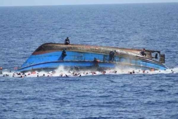 Arakanlıları taşıyan tekne alabora oldu!