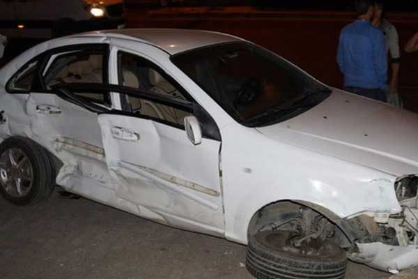 Minibüs otomobile ve yayaya çarptı