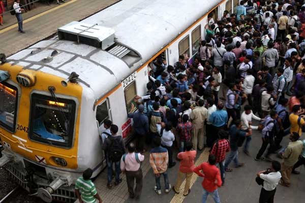 Mumbai'de tren istasyonunda izdiham: 21 ölü