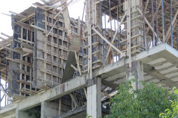 Konya'da inşaatın çatısında kalıp çöktü: 4 yaralı