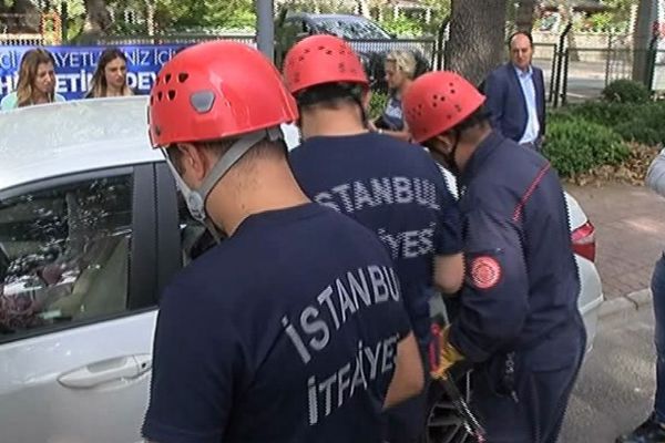 İstanbul'da biri bebek iki çocuk araçta mahsur kaldı