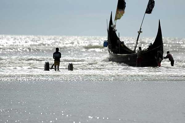 Arakanlılar taşıyan tekne alabora olmuştu! Ölü sayısı artıyor