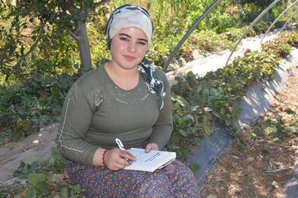 Tarlada çalışırken kitap yazdı