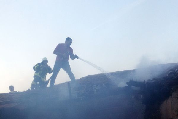 Manisa'da anne ve çocukları alevlerden son anda kurtuldu