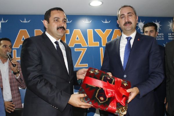 Abdülhamit Gül: Tiyatro trajediyle başladı, komediyle devam ediyor