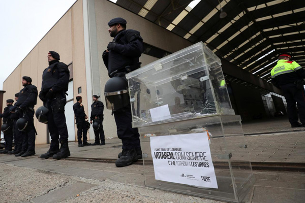 Katalonya'da gerilim tırmanıyor: Oy kağıtları ve sandıklar toplatıldı