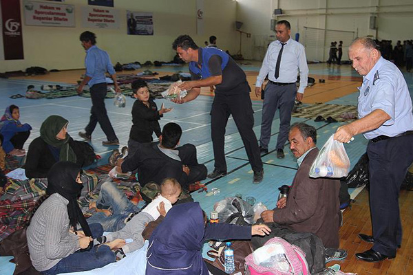 Göçmenlere ilçe halkı sahip çıkıyor