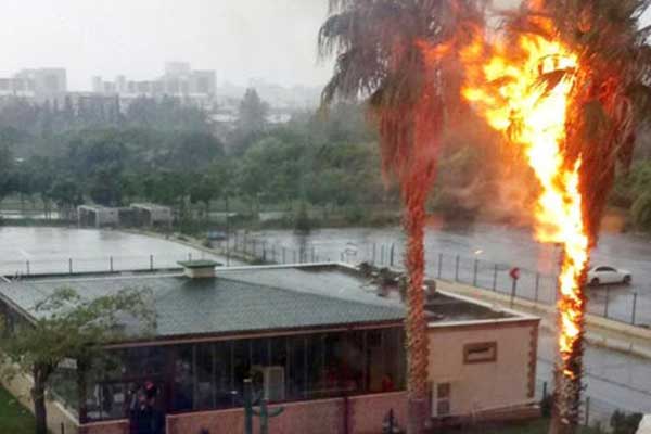 Antalya'da hastane bahçesine yıldırım düştü
