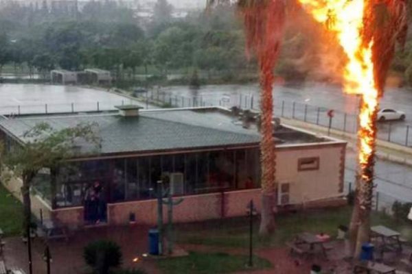 Antalya’da hastane bahçesine yıldırım düştü!