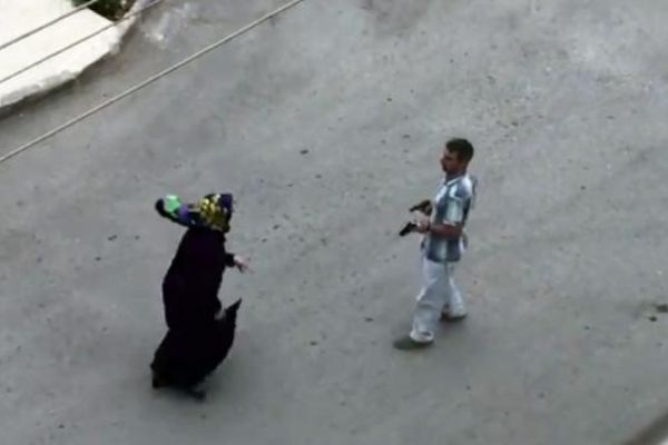 Sokakta silahlı saldırgan dehşeti