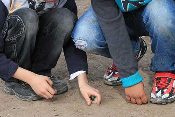 Hakkari'de buldukları cisimle oynayan kardeşlerden biri öldü