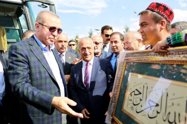 Cumhurbaşkanı Recep Tayyip Erdoğan'a üniversitelilerden sevgi gösterisi