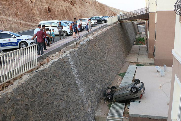 Otomobil evin üzerine düştü