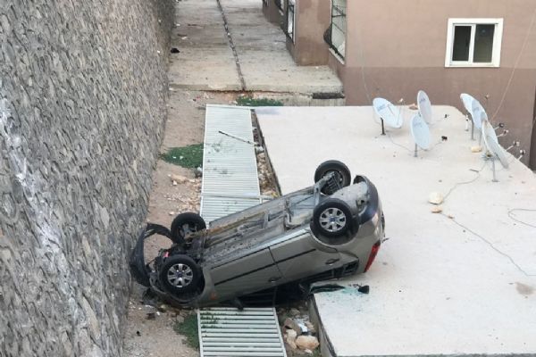 Şanlıurfa'da otomobil evin çatısına uçtu