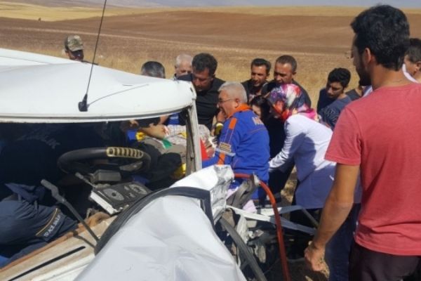 Sivas'ta iki otomobil çarpıştı: 1 kişi öldü, 9 kişi yaralandı