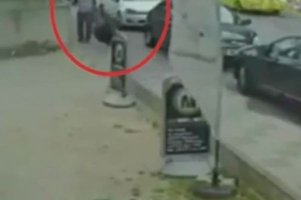 Kadına önce omuz sonra yumruk attı