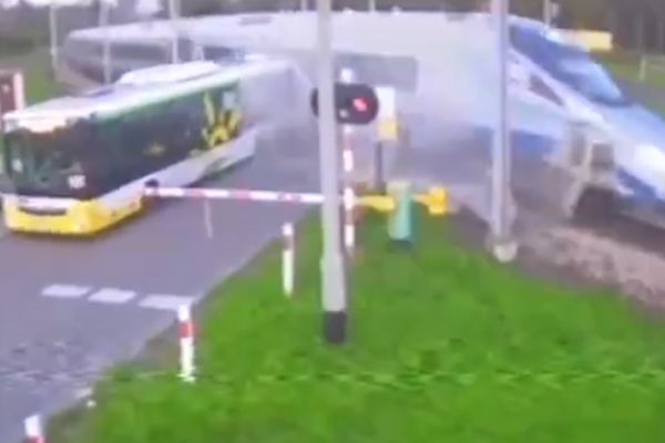 Tren otobüse çarptı