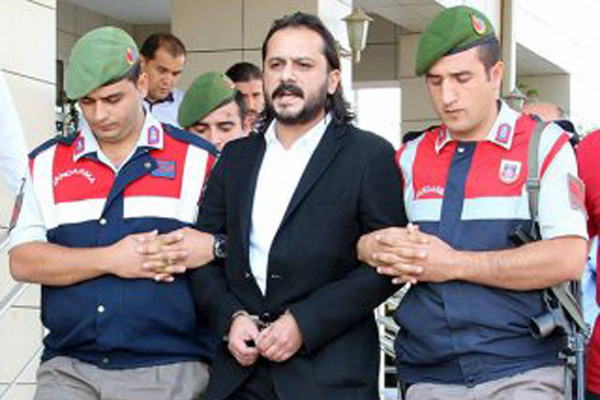 Emrah Serbes'in arabasında alkol şişesi