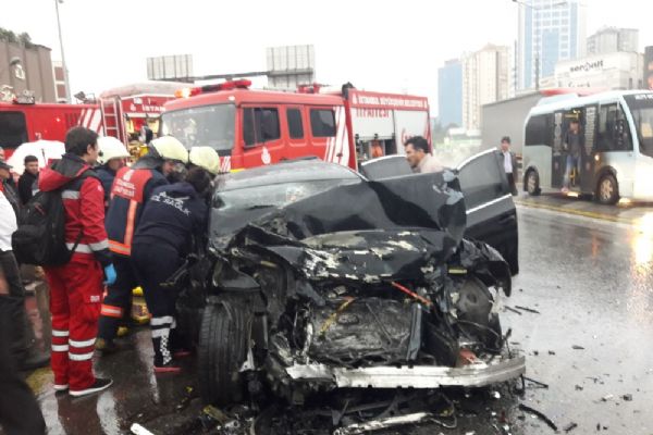 E-5'te otomobil yolcu otobüsüne çarptı: 2 kişi yaralandı