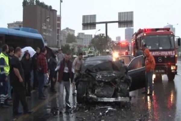 Otomobil belediye otobüsüne arkadan çarptı: 2 kişi yaralandı