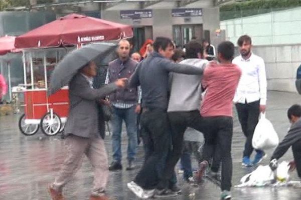 İstanbul'da şemsiye satıcılarının meydan kavgası