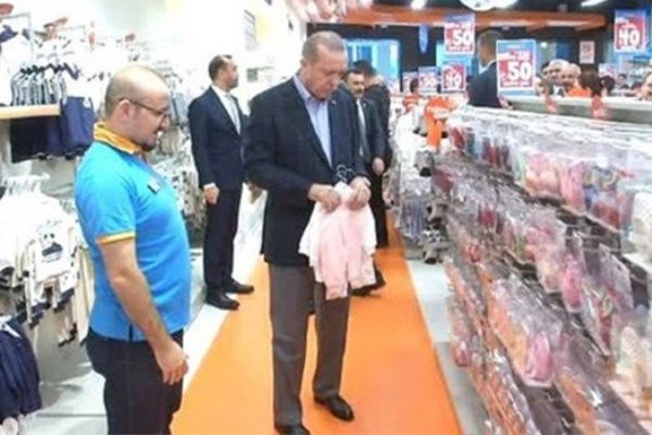 Cumhurbaşkanı Recep Tayyip Erdoğan Erzurum'da torunu için alışveriş yaptı